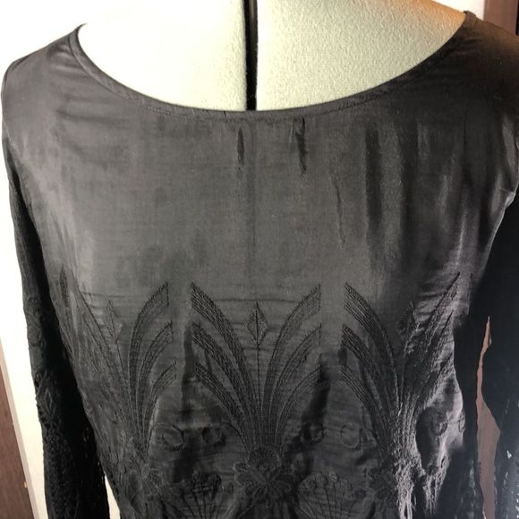 Gorgeous blouse boat neckline, embroidered with lace Banana Republic small NWOT - Picture 2 of 16